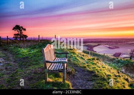 Surplombant la vallée de Pewsey dans le Wiltshire au lever du soleil. Banque D'Images