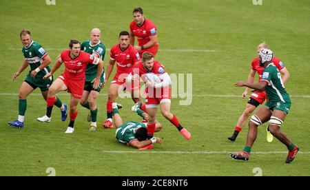Elliot Daly, de Saracen, s'attaque à la rencontre Gallagher Premiership à Twickenham Stoop, Londres. Banque D'Images