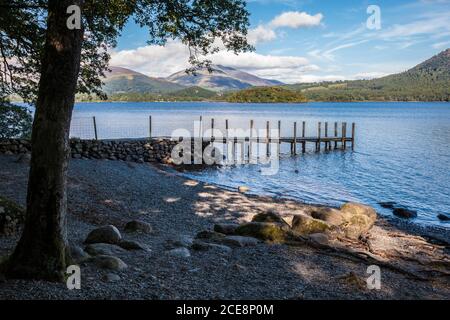 La vue de Derwent Water de Brandelhow dans le Lake District. Banque D'Images