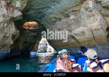 Un groupe de touristes dans un bateau visitant les grottes de Benagil Banque D'Images