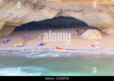 Lagoa, Portugal - 11 juillet 2020: Vue de la mer des gens dans la grotte de Benagil. Belle grotte de la mer naturelle avec eau émeraude et océan Atlantique en voiture Banque D'Images