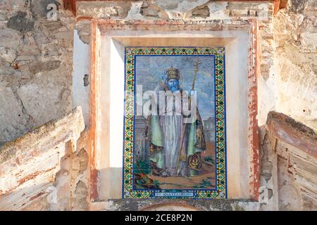 Trigueros, Huelva, Espagne - 13 août 2020: Image de Saint Anastasius formé par des tuiles sur l'ancien couvent de Santa Catalina, en fait en restauration, Banque D'Images