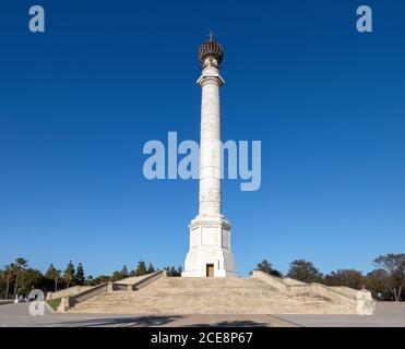 Le Monument aux découvreurs, également connu sous le nom de Columna del IV Centenario, est un spécimen d'art public dans la ville espagnole de Palos de la Frontera, Banque D'Images