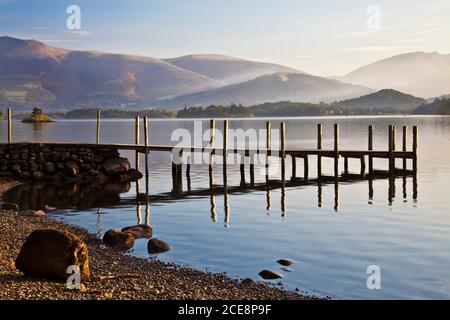 Lever de soleil sur Derwent Water depuis Brandelhow dans le Lake District. Banque D'Images