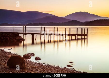 Lever de soleil sur Derwent Water depuis Brandelhow dans le Lake District. Banque D'Images