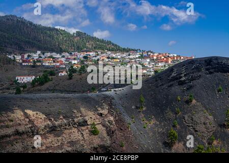 Fuencaliente, la Palma/Espagne; septembre 11 2018: Paysage volcanique de Fuencaliente, à l'arrière-plan de la ville de Los Canarios, personnes marchant sur le parc volcanique Banque D'Images