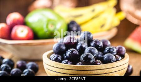 Jaboticaba ou jabuticaba, fruit brésilien et sud-américain, dans un panier en bois rustique. Fruits utilisés dans les sucreries, les gelées, les boissons et l'usage médicinal. Banque D'Images