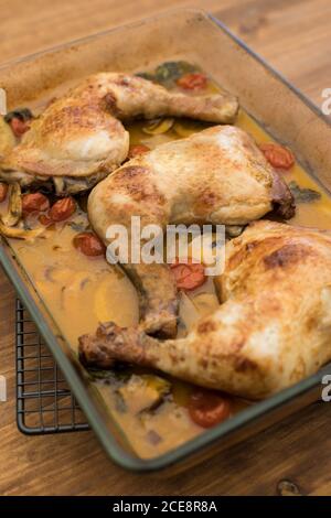 Poulet rôti avec sauce dans un four en verre une table en bois Banque D'Images