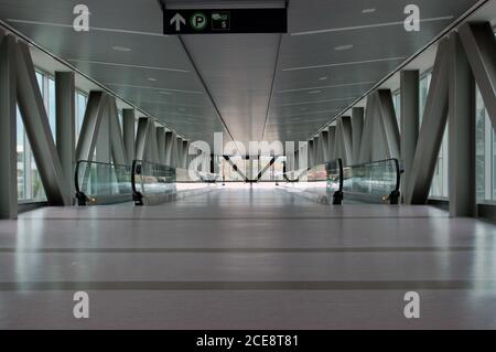 Nouvelle passerelle surélevée fermée à l'aéroport international Stanfield de Halifax (ouverte en 2009), avec la première et la seule passerelle mobile de la Nouvelle-Écosse. Banque D'Images