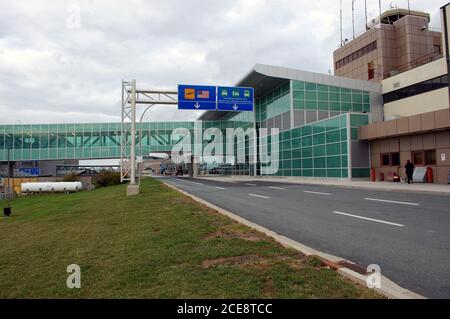 Terminal de l'aéroport international Stanfield de Halifax en 2009, avec une nouvelle voie de communication reliée à un nouveau garage de stationnement (terminé en mars 2009) Banque D'Images