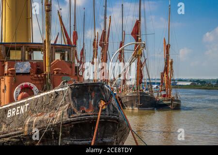 Des barges à voile sur la Tamise et un remorqueur à vapeur à Maldon. Banque D'Images