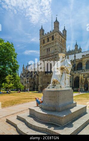 Statue de Richard Hooker qui était l'un des théologiens anglais les plus importants en face de la cathédrale d'Exeter. Banque D'Images