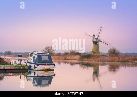 La pompe à vent de niveau St Benet à l'aube tranquille sur la rivière Thurne dans les Norfolk Broads. Banque D'Images