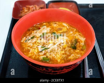 Ramyeon, plat coréen de nouilles instantanées. Rouge, épicé et salé, avec des œufs, des échalotes hachées et des piments. L'une des denrées alimentaires les plus populaires de Corée. Banque D'Images