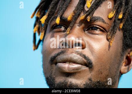 gros plan d'un jeune homme noir attrayant, focalisation sélective des yeux, concept de style de vie Banque D'Images