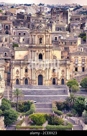 Vue sur la cathédrale de San Giorgio avec son escalier et ses jardins, près de la ville de Modica dans la province de Ragusa, Sicile - Italie Banque D'Images