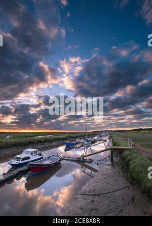 Lever du soleil à Morston creek dans Norfolk. Banque D'Images