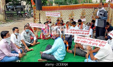 Beawar, Inde. 31 août 2020. Les militants du BJP protestent contre le gouvernement Rajasthan après la hausse des prix de l'électricité, à l'extérieur du bureau de l'Electric Board à Beawar. Les manifestants ont violé les normes de distanciation sociale au cours de la pandémie COVID-19. (Photo de Sumit Saraswat/Pacific Press) crédit: Pacific Press Media production Corp./Alay Live News Banque D'Images