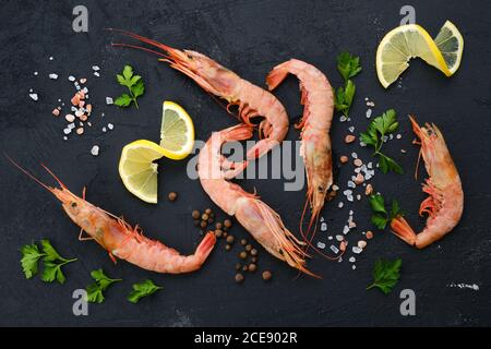 Vue de dessus de la composition avec crevettes fraîches crues aux épices et herbes Banque D'Images