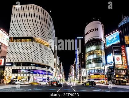 Une rue commerciale dans le centre de Tokyo un samedi soir. Banque D'Images