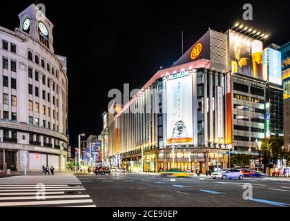 Une rue commerciale dans le centre de Tokyo un samedi soir. Banque D'Images