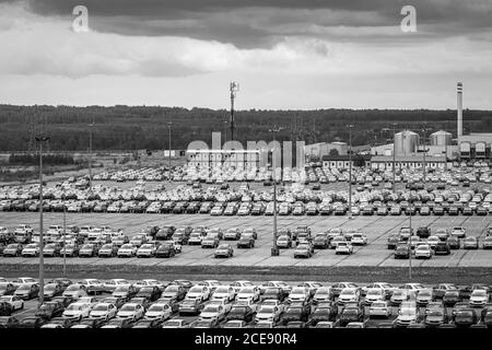 Volkswagen Group Rus, Russie, Kaluga - 24 MAI 2020 : rangées d'une nouvelle voiture garée dans un centre de distribution à la journée et bâtiments d'une usine automobile. Stationnement Banque D'Images