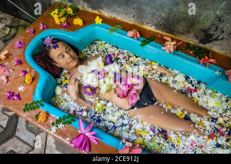 Sri Lanka, Waduwa, Life Ayurveda Resort. Femme avec fleurs, fleur dans le bain. Traitement Panchakarma. Banque D'Images