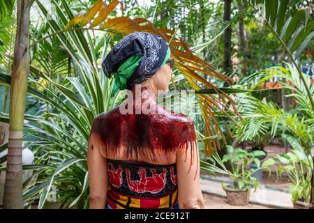 Sri Lanka, Waduwa, Life Ayurveda Resort. Traitement Panchakarma. LEPA. Les poudres médicinales et les herbes sont faites dans une pâte et appliquées sur le corps. Banque D'Images