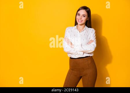 Portrait d'elle belle-look attrayant joli réussi gai gai gai la femme d'affaires était aux cheveux droits et avait les bras pliés isolés Banque D'Images