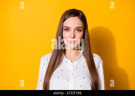 Gros plan portrait d'elle belle-belle-attrayante charmant joli mignon winsome contenu à cheveux droits fille portant un chemisier blanc isolé Banque D'Images