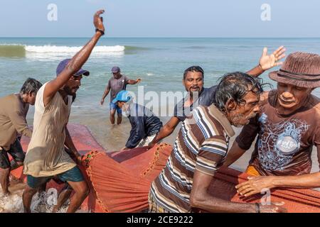 Sri Lanka, Waduwa, Life Ayurveda Resort. Plage. Pêcheurs. Banque D'Images