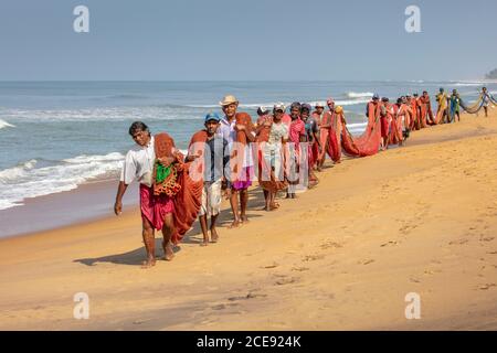 Sri Lanka, Waduwa, Life Ayurveda Resort. Plage. Pêcheurs. Banque D'Images