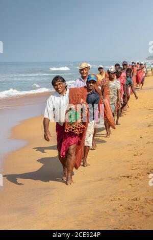 Sri Lanka, Waduwa, Life Ayurveda Resort. Plage. Pêcheurs. Banque D'Images