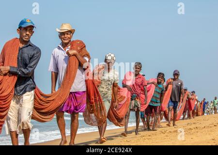 Sri Lanka, Waduwa, Life Ayurveda Resort. Plage. Pêcheurs. Banque D'Images