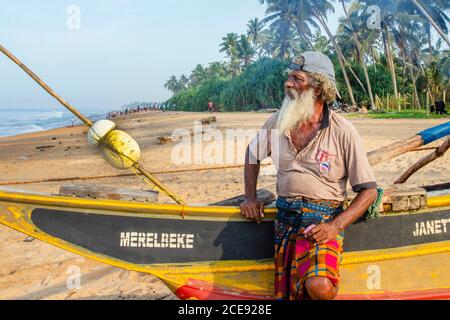 Sri Lanka, Waduwa, Life Ayurveda Resort. Plage. Pêcheur. Banque D'Images