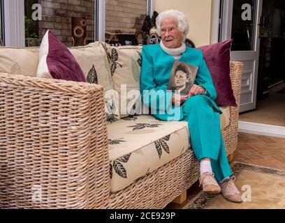 Mary Bruce Hanson Todd, vétéran de 101 ans, est vue ici avec une photo de l'époque où elle était une femme d'avion de premier plan dans la Force aérienne royale des femmes. Banque D'Images