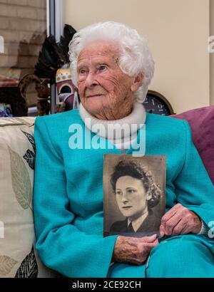 Mary Bruce Hanson Todd, vétéran de 101 ans, est vue ici avec une photo de l'époque où elle était une femme d'avion de premier plan dans la Force aérienne royale des femmes. Banque D'Images