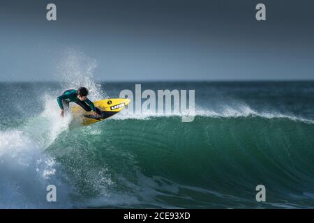 Surf à l'action spectaculaire dans Fistral Newquay en Cornouailles. Banque D'Images