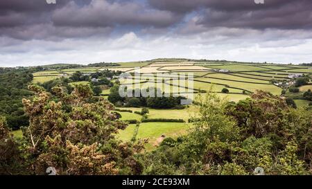 Une vue panoramique d'une mosaïque de champs sur les terres agricoles de Cornwall. Banque D'Images