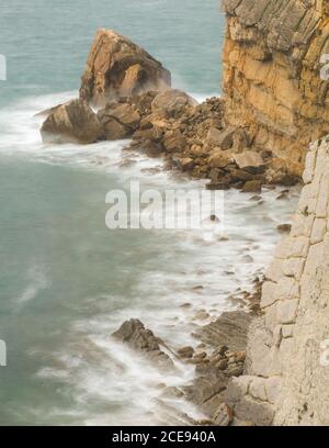 L'eau de la mer magnifique s'agitant près de la falaise rocheuse étonnante dedans Cantabrie Banque D'Images