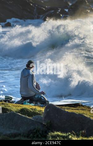 Stewart Edmondson artiste de Devon peinture plein air donnant sur Little Fistral à Newquay en Cornwall. Banque D'Images