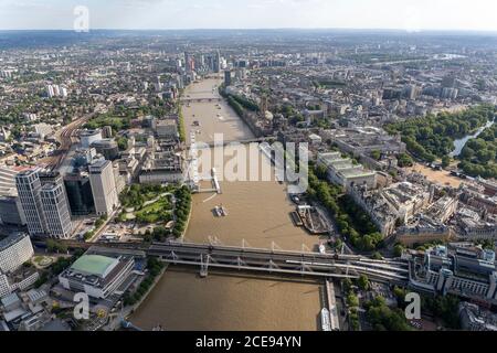 Vue aérienne de Londres avec vue sur la Tamise en direction de Canary Wharf. Banque D'Images