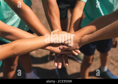 Section médiane du groupe d'enfants en empilant les mains ensemble Banque D'Images