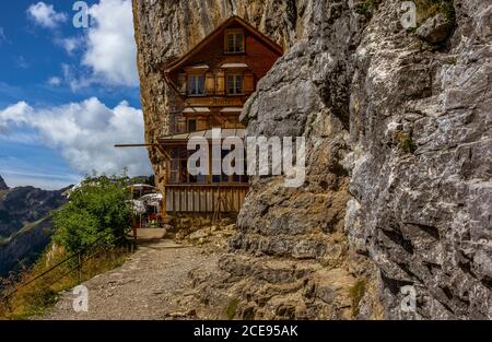 WASSERAUEN, SUISSE - 19 AOÛT 2020 : le restaurant de montagne Aescher suspendu sur la falaise abrupte de la montagne dans la chaîne Alpstein en A Banque D'Images