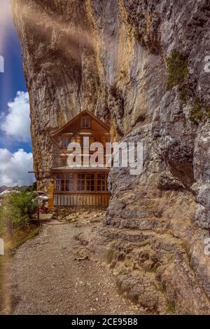 WASSERAUEN, SUISSE - 19 AOÛT 2020 : le restaurant de montagne Aescher suspendu sur la falaise abrupte de la montagne dans la chaîne Alpstein en A Banque D'Images