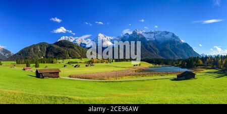 Paysage bavarois typique dans les Alpes, près de Mittenwald avec montagnes du Karwendel et Schmalensee en premier plan Banque D'Images