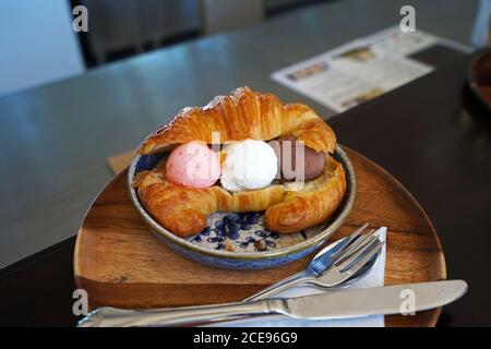 Trio de crème glacée dans un sandwich croissant au beurre Banque D'Images