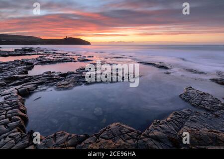 Lever de soleil en hiver à Kimmeridge Bay. Banque D'Images