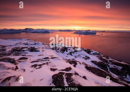 Coucher de soleil sur les icebergs dans la baie de Disko. Banque D'Images