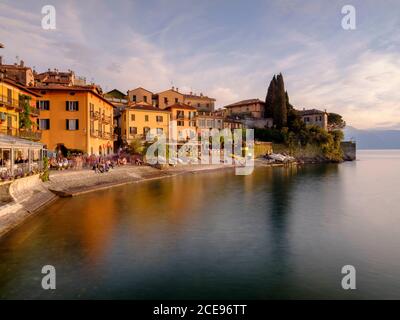 Une chaude soirée de printemps à Varenna sur le lac de Côme. Banque D'Images